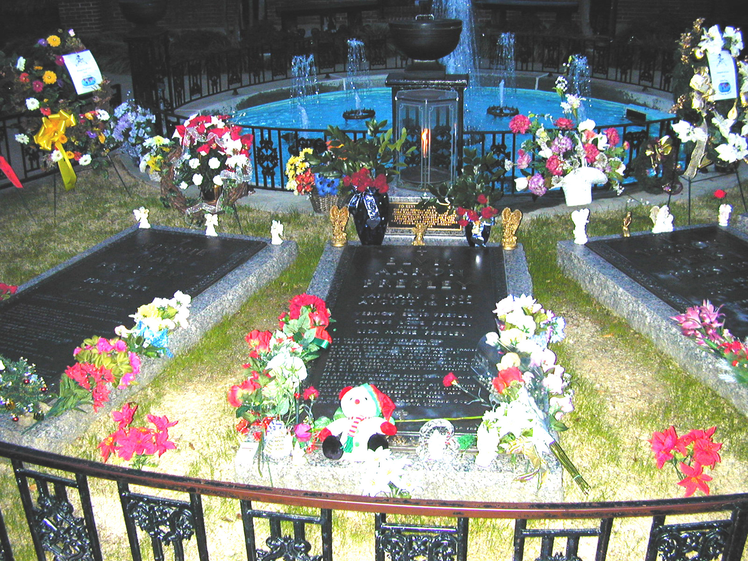 Elvis Presley grave at Graceland (Photo by Chris Walter/WireImage)