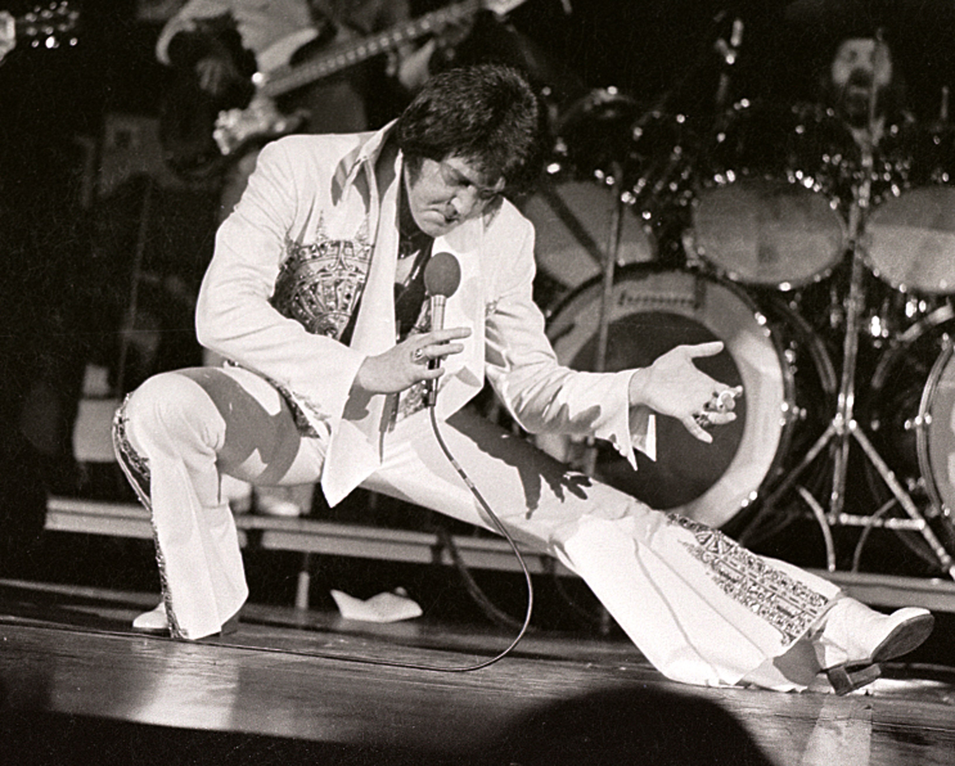 MILWAUKEE, WI - APRIL 1977: Elvis Presley performs in concert at the Milwaukee Arena on April 27, l977 in Milwaukee, Wisconsin. (Photo by Ronald C. Modra/ Getty Images)