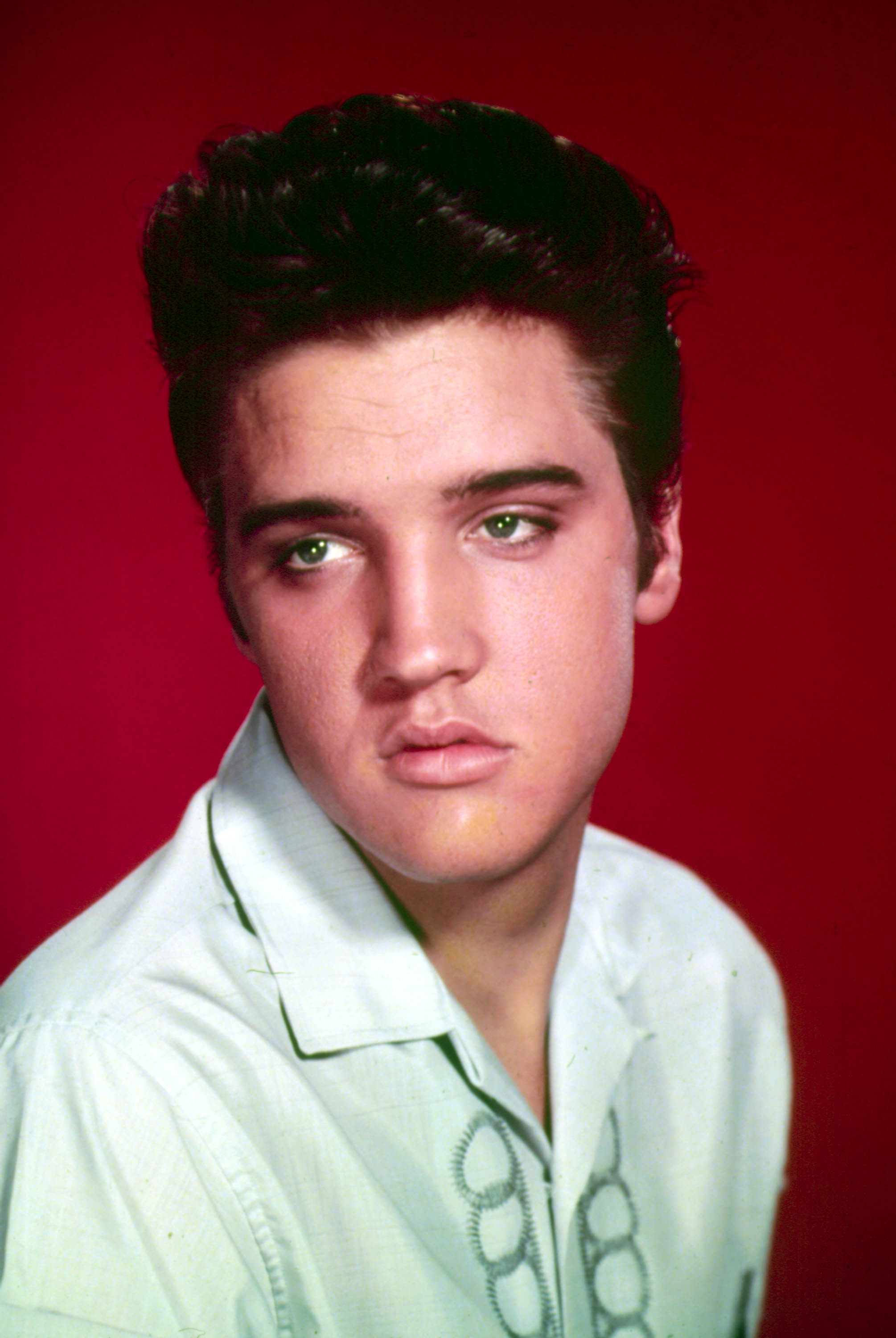 044636 19: Singer Elvis Presley poses for a studio portrait. (Photo by Liaison)