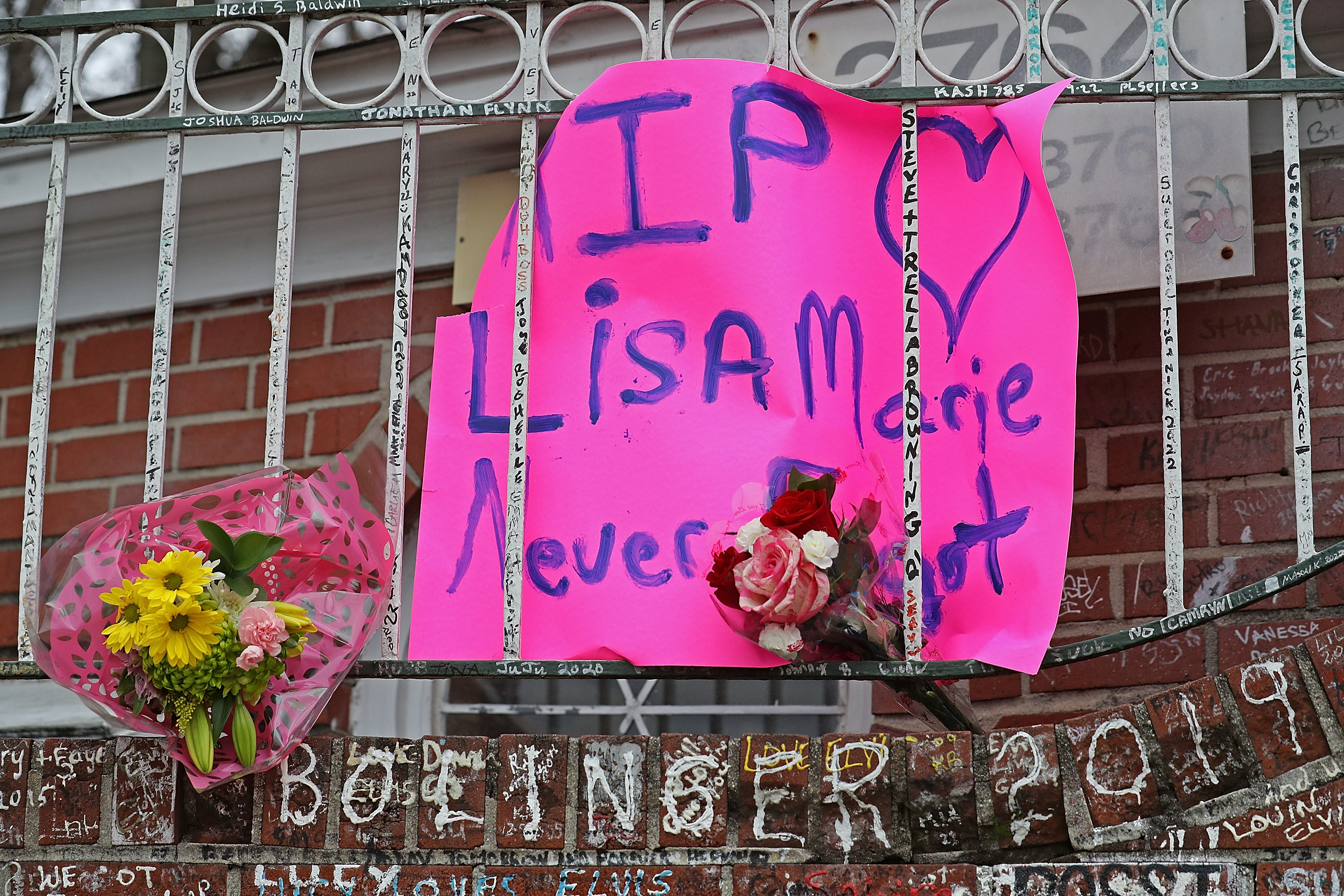 MEMPHIS, TENNESSEE - JANUARY 13: Signs placed by fans outside Graceland to pay their respects to Lisa Marie Presley on January 13, 2023 in Memphis, Tennessee. (Photo by Justin Ford/Getty Images)