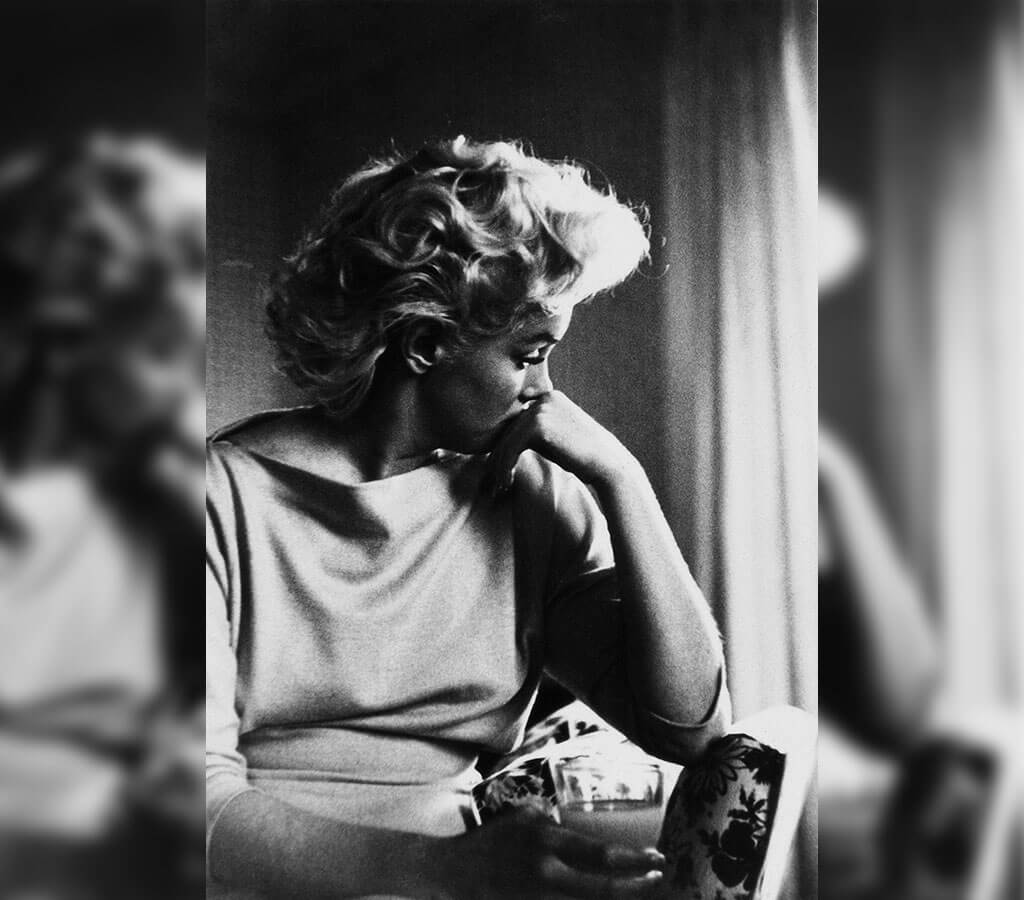 marilyn-drinking-95342-83662.jpg