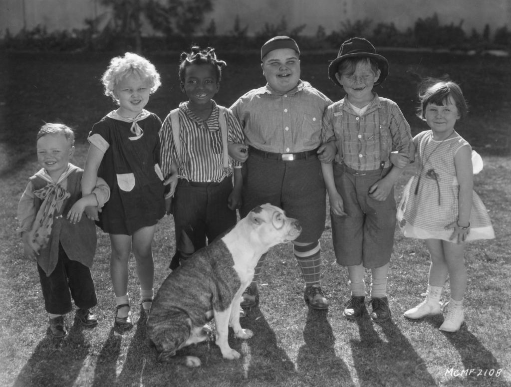 the little rascals in a line Wheezer, Jean Darling, Farina, Joe Cobb, Harry Spear, Mary Ann Jackson and Patsy the dog