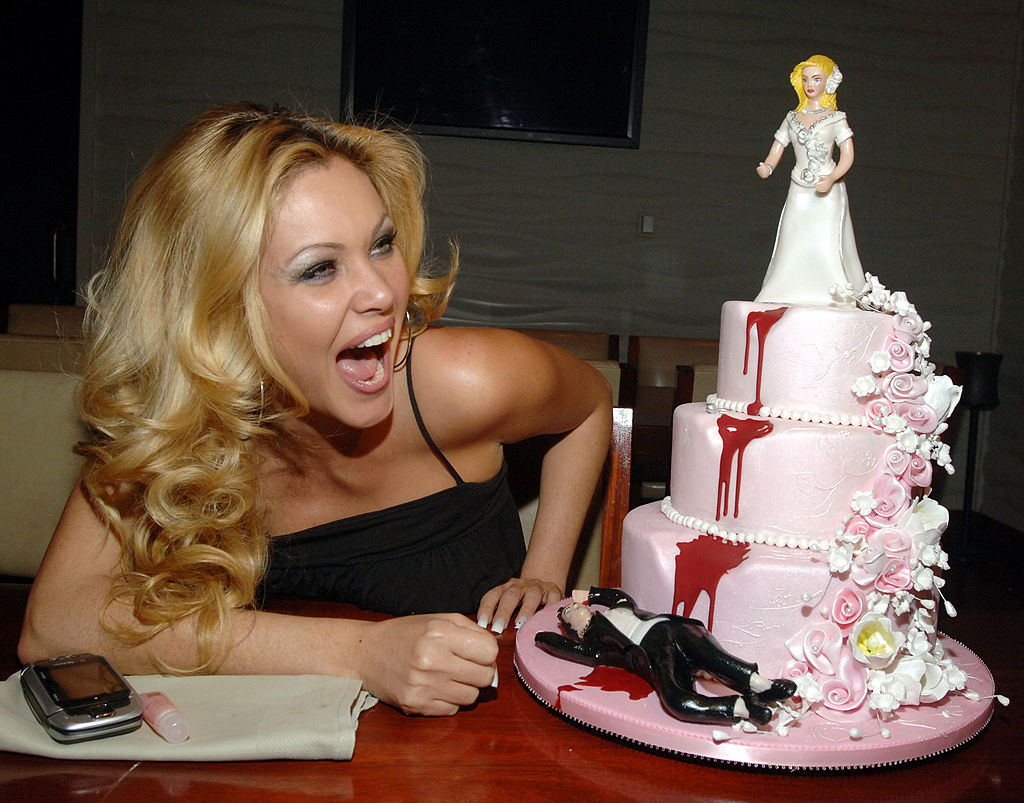 Shanna Moakler with her Divorce Cake during Shanna Moakler's Divorce Party Dinner at FIX Restuarant at The Bellagio Hotel and Casino Resort -110291007 Shanna Moakler with her Divorce Cake during Shanna Moakler's Divorce Party Dinner at FIX Restuarant at The Bellagio Hotel and Casino Resort -110291007