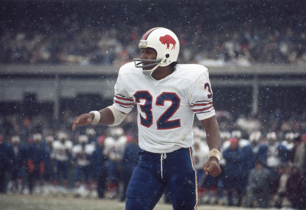 simpson-51790882 (1) FLUSHING, NY - UNDATED: O.J. Simpson #32 of the Buffalo Bills watches the finish of a play at Shea Stadium in Flushing, New York.