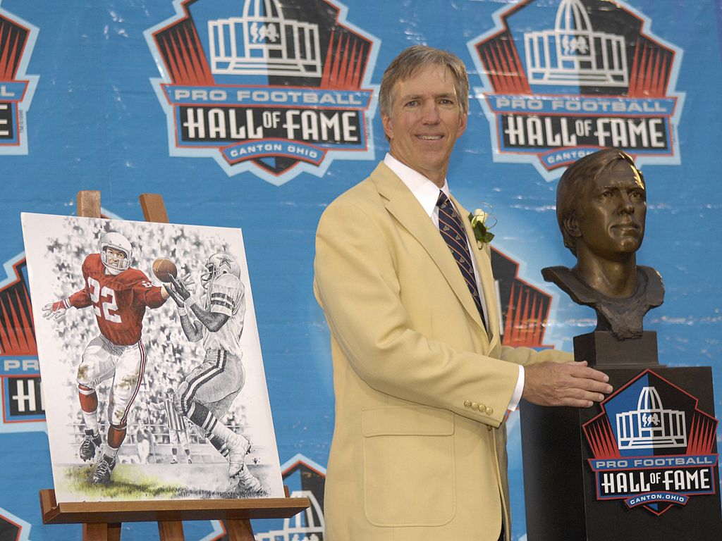 Roger Wehrli-75967052 CANTON, OH - AUGUST 04: Roger Wehrli poses with his bust during the Class of 2007 Pro Football Hall of Fame Enshrinement Ceremony August 4, 2007 in Canton, Ohio.