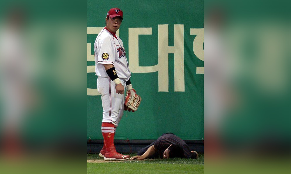drunk fan on field a drunk fan falls onto the field