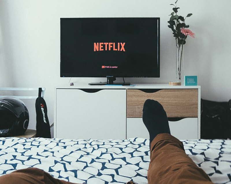watching-Netflix-11891 watching-Netflix-11891