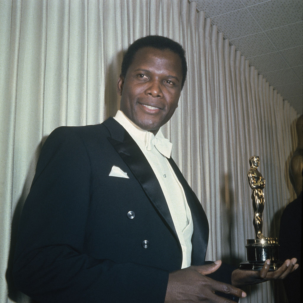 Sidney Poitier-105065229 sidney with an award