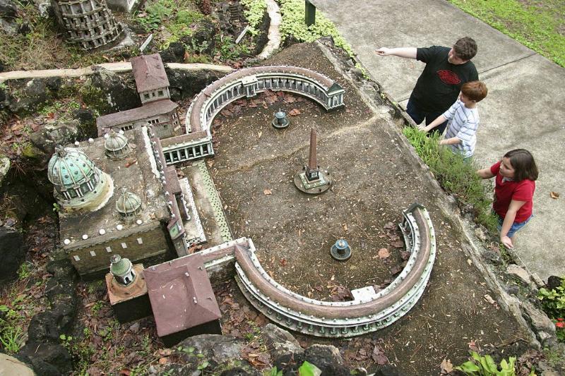 Famous Buildings-590631425 replicas