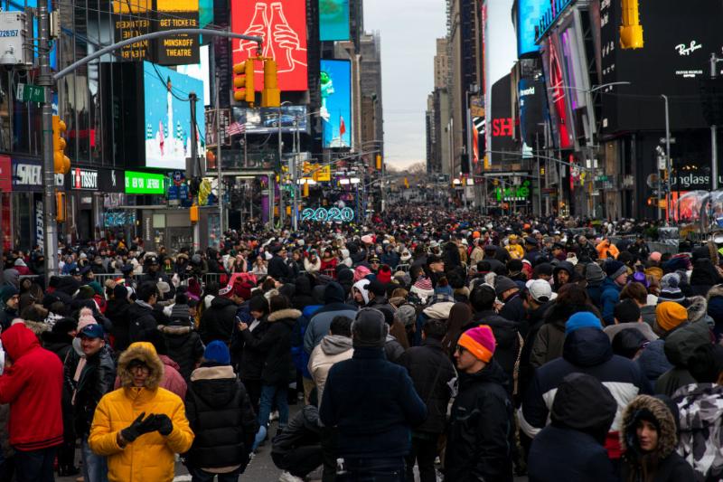 times square 1191107251 a crowd in the middle of times square