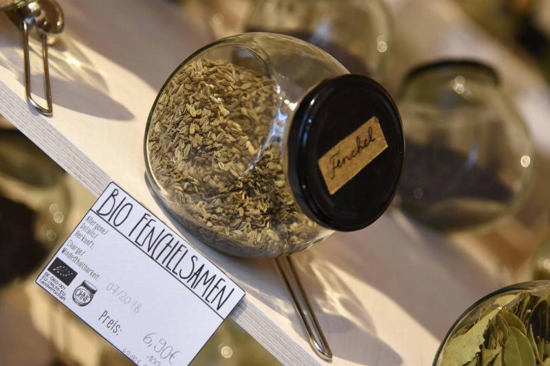 fennel seeds - 989543528 Dried fennel seeds are stored in a jar.