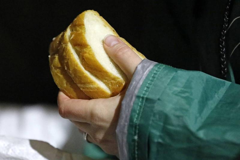 bread - 1191684739 A person holds slices of bread.