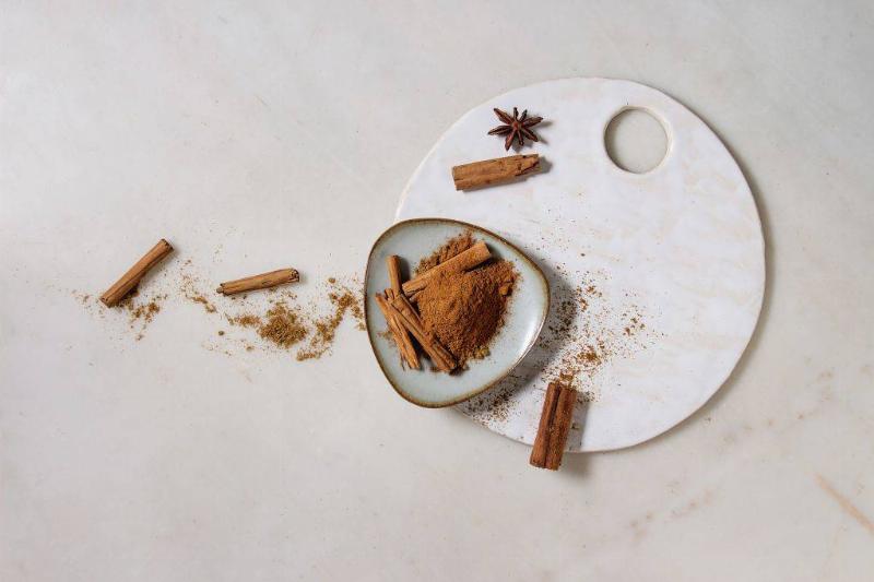 cinnamon 1147800030 a plate with cinnamon sticks and powder