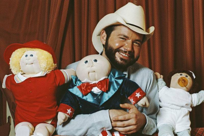 Cabbage Patch Kids -1144173590 Photo of man with cabbage patch dolls