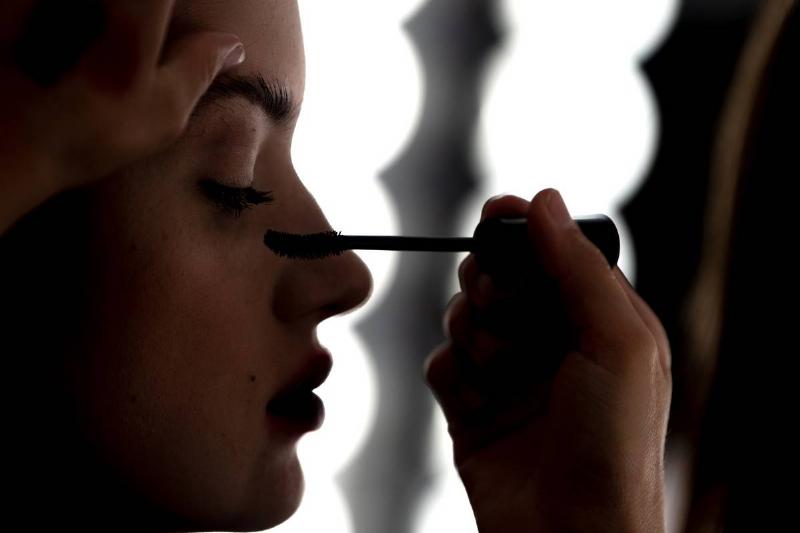mascara-1153406848 A model applies mascara.