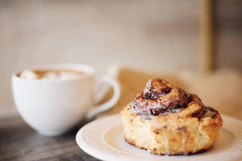foods-diabetics-avoid-cinnamon-roll