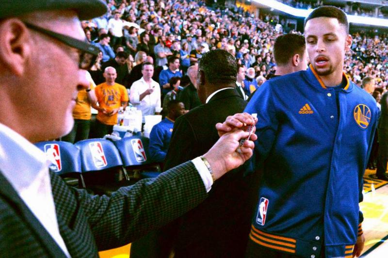 gum 1172407586 Stephen Curry grabbing a stick of gum