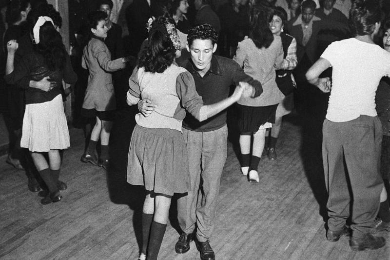 Teenagers dancing 
