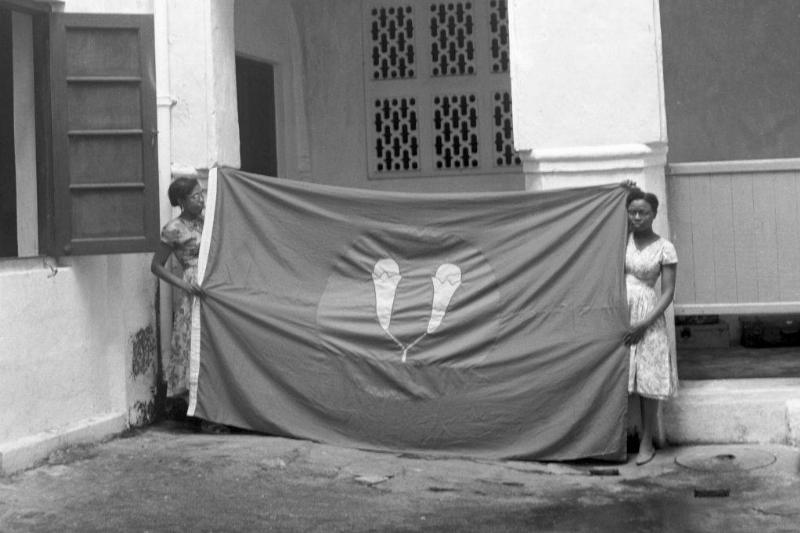 Zanzibar -1137763708 Women with a flag