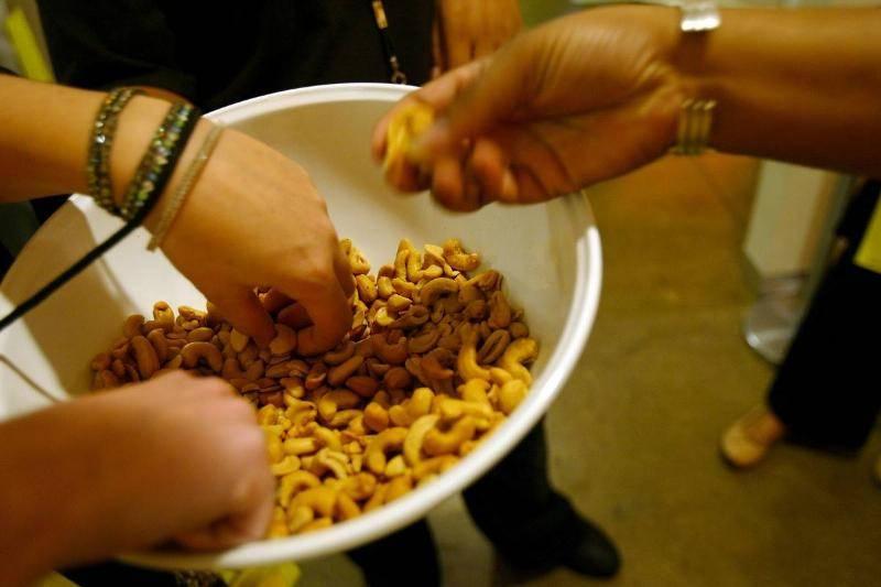 eating-nuts-51294864-17550 eating-nuts-51294864-17550