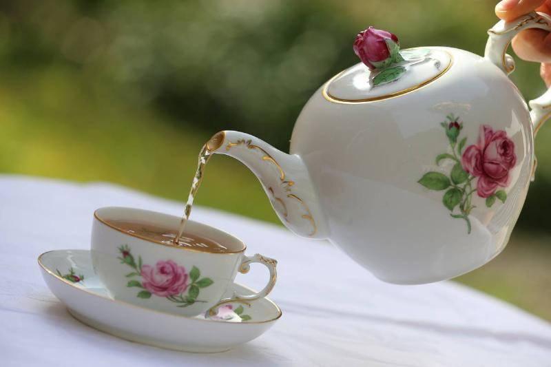 pouring-tea-1038477636-27637 pouring-tea-1038477636-27637