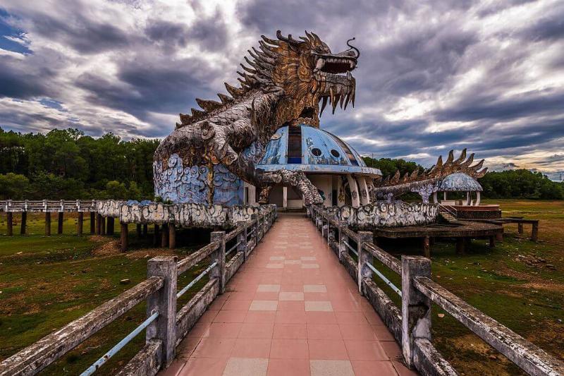 h_bm_abandoned_waterpark_02598510-19653-19307