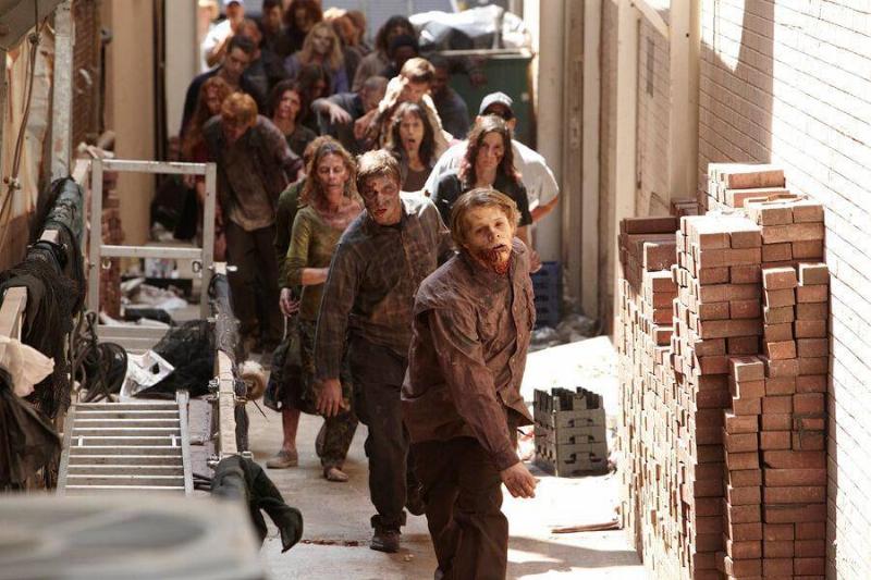 walkers-are-told-to-stay-completely-silent-while-filming-the-walking-dead-16499 walkers-are-told-to-stay-completely-silent-while-filming-the-walking-dead-16499