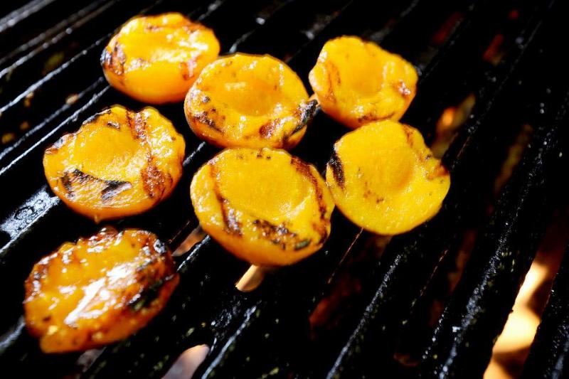 Picture of grilled peaches 
