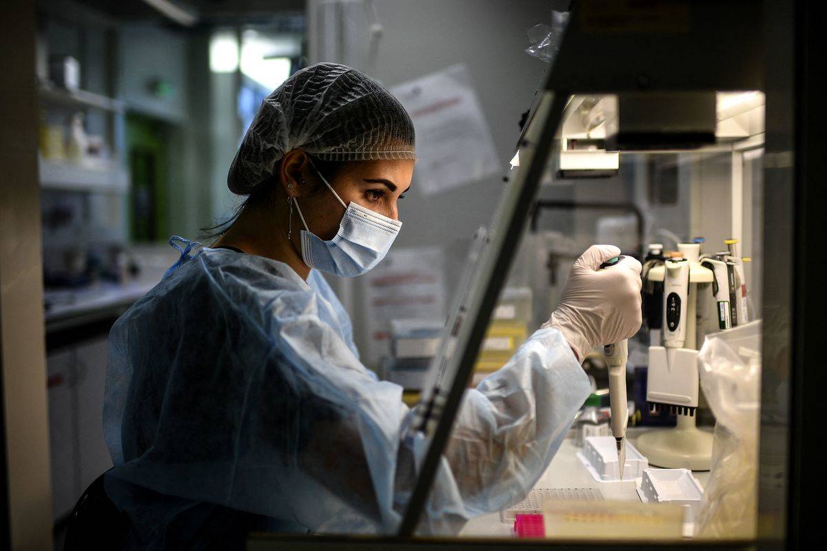 analyzing DNA A laboratory technician examined DNA.