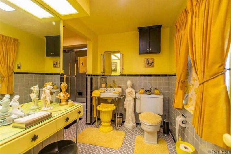 statues-in-the-bathroom-21163-97751
