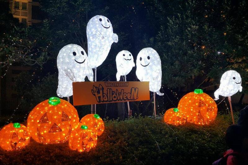 Light-up ghosts and pumpkins surround a halloween sign.