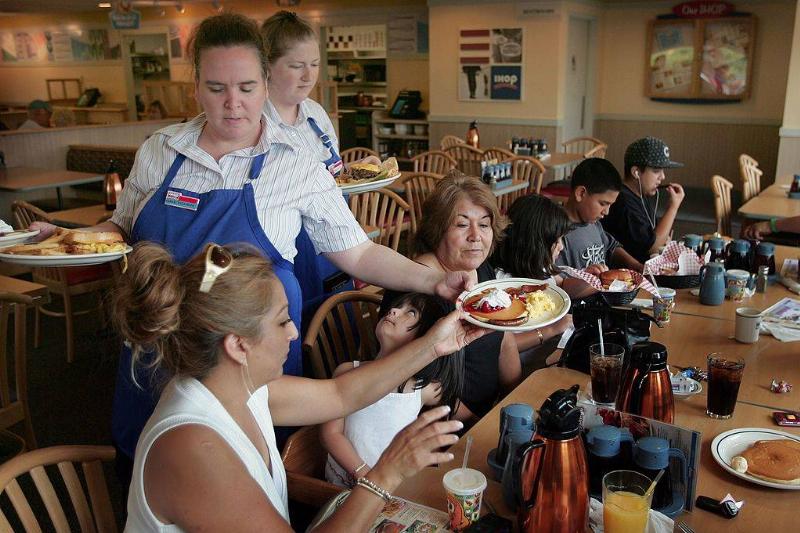 waitress 75436334 waitress at ihop serving a family