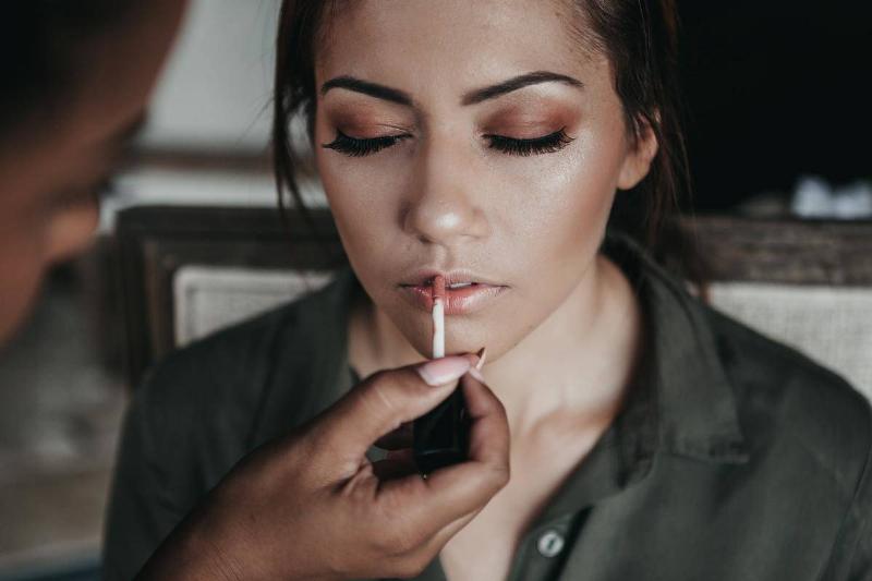 applying-makeup-24633 applying-makeup-24633