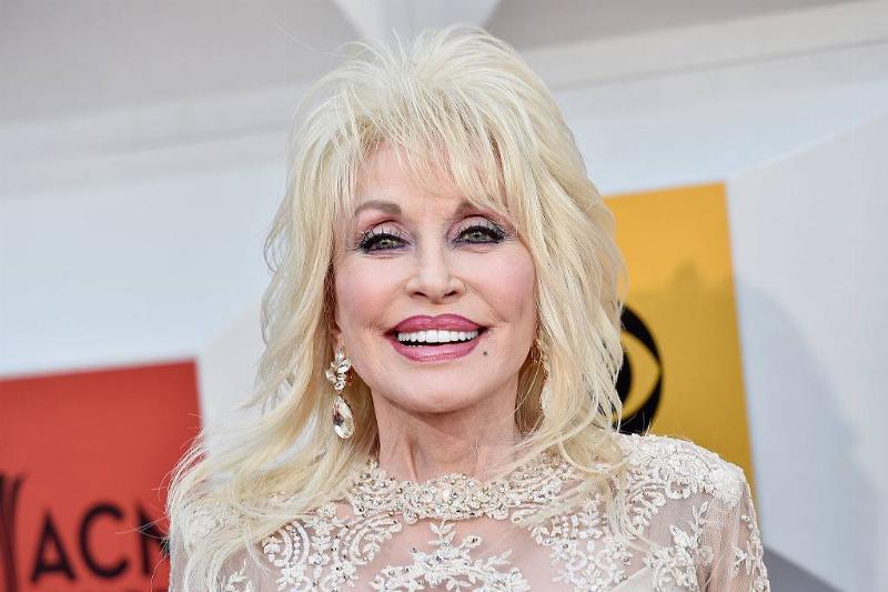 makeup 518927666 Dolly Parton smiling on the red carpet