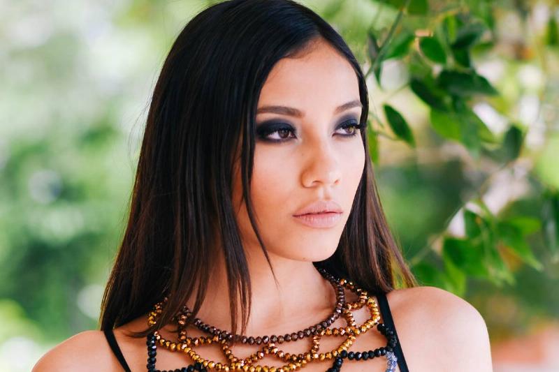 model-necklace-48410 model-necklace-48410
