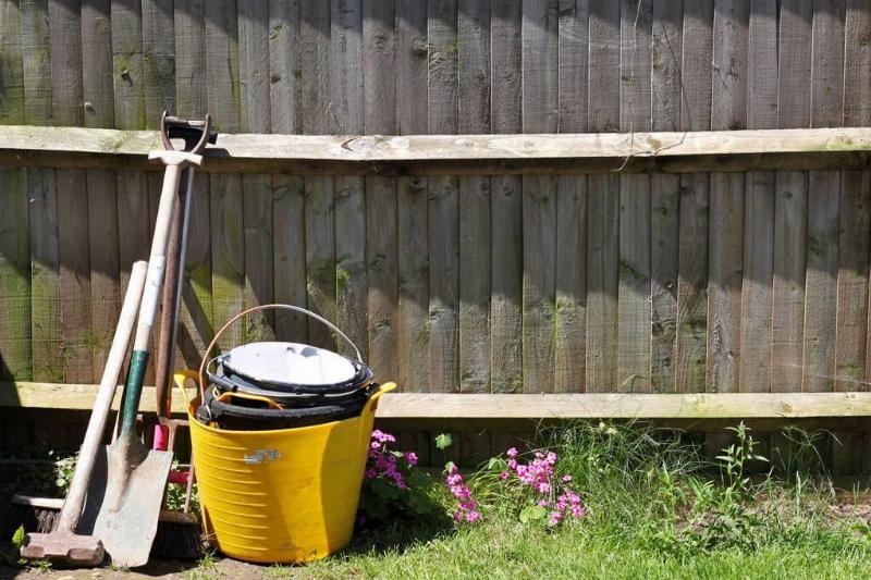 shovels-fence-39601 shovels-fence-39601
