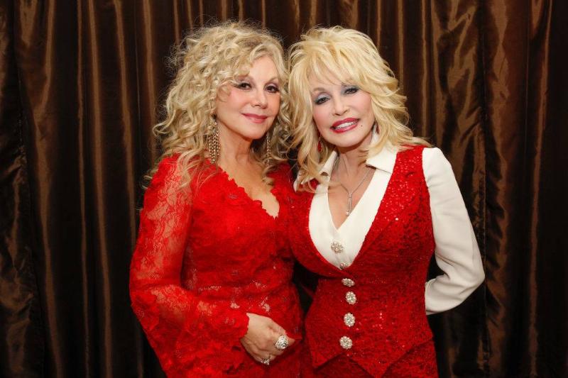 sister 485564521 Dolly Parton with her sister at a conference