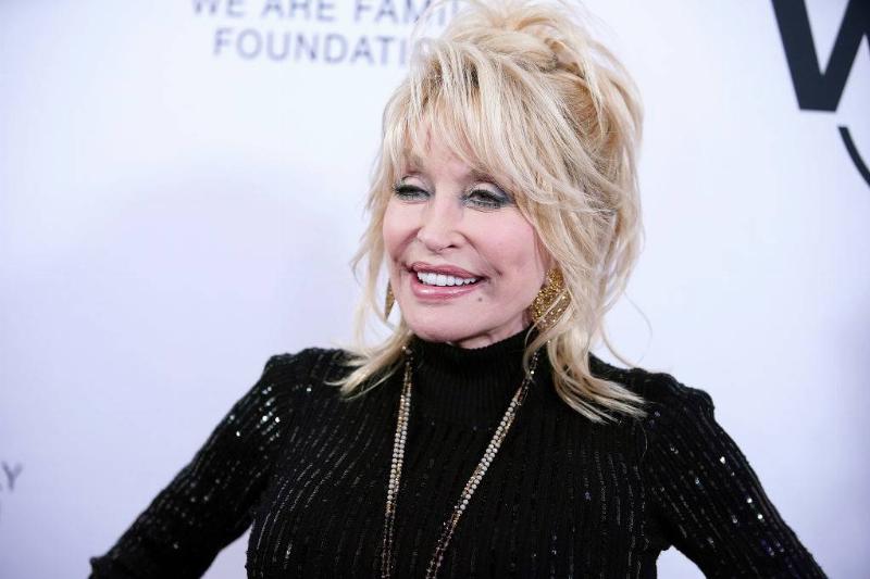 wig 1185784187 Dolly Parton on the red carpet