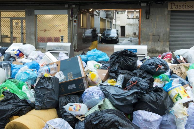 The Indefinite Strike Of The Garbage Collection Service Of Salt (girona) Continues. The Indefinite Strike Of The Garbage Collection Service Of Salt (girona) Continues.