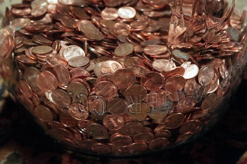 033689.me_.0728.pennies4.pr__pennies-unpopular-in-the-marketplace-end-up-in-a-jar-on-the-livingroom.-27371 033689.me_.0728.pennies4.pr__pennies-unpopular-in-the-marketplace-end-up-in-a-jar-on-the-livingroom.-27371