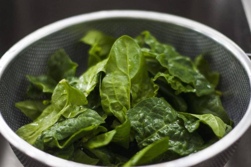 spinach-in-a-strainer-45379