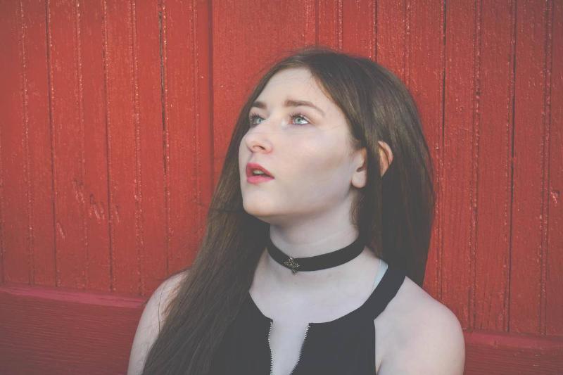jonnelle-yankovich-JtafQopoGV4-unsplash woman wearing choker necklace