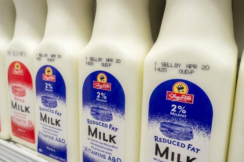 5c2bf5a60ed0d2be4236126eae21adca milk in a store