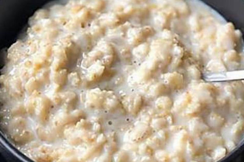 fa0240501ca0635d35f5993ff6c2a6d1 oatmeal in a bowl