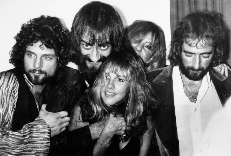 GettyImages-74270723 LOS ANGELES - SEPTEMBER 1: Fleetwood Mac (L-R Stevie Nicks, Lindsey Buckingham, Christine McVie, John McVie and Mick Fleetwood) backstage at the Los Angeles Rock Awards on September 1, 1977 in Los Angeles, California.