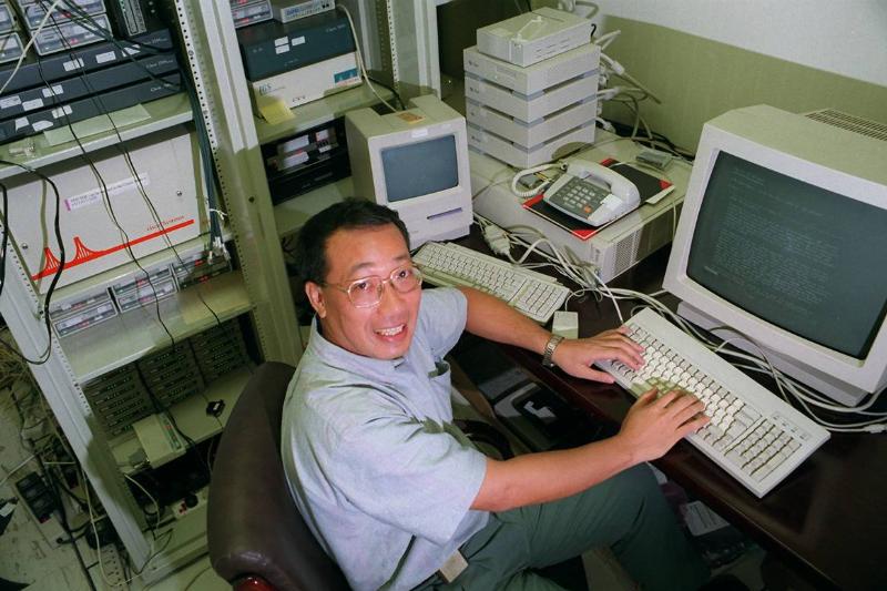 HK INTERNET AND GATEWAY SERVICES MARKETING MANAGER ROGER LAU EXPECTS MORE FIRMS TO SWITCH TO LEASED LINE FROM DIAL-UP LINES. HK INTERNET AND GATEWAY SERVICES MARKETING MANAGER ROGER LAU EXPECTS MORE FIRMS TO SWITCH TO LEASED LINE FROM DIAL-UP LINES.