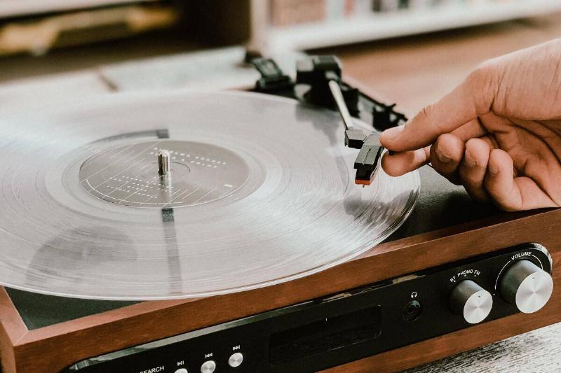 victrola-record-players-R4Rdi0EfBws-unsplash victrola-record-players-R4Rdi0EfBws-unsplash
