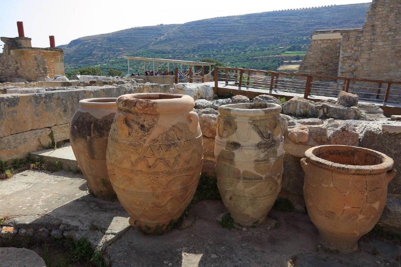 Crete, Knossos, palace complex of the Minoer, part of the arrangement, amphoras.