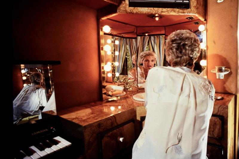 tammy wynette 1459814707 tammy wynette putting on makeup