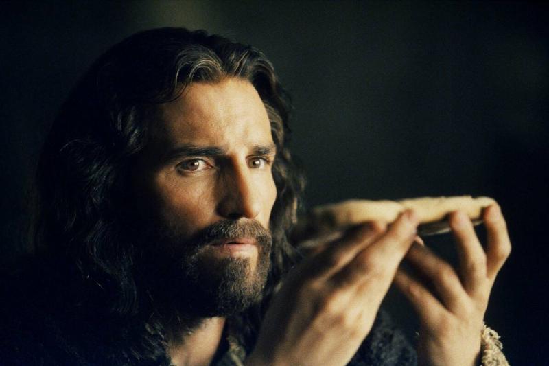 Jim Caviezel holding bread as Jesus in The Passion Of The Christ Jim Caviezel holding bread as Jesus in The Passion Of The Christ